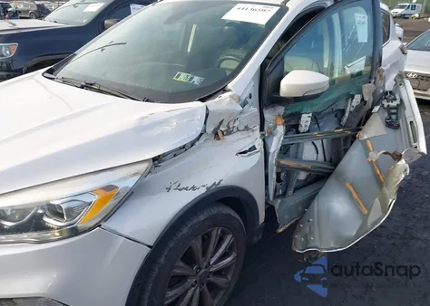 2018 Ford Escape Titanium z USA, uszkodzony, nr VIN 1FMCU9J99JUC64259